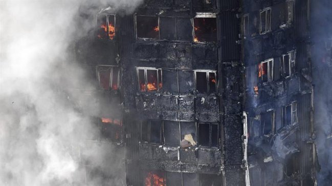 Suben a 58 los muertos por incendio en torre de Londres