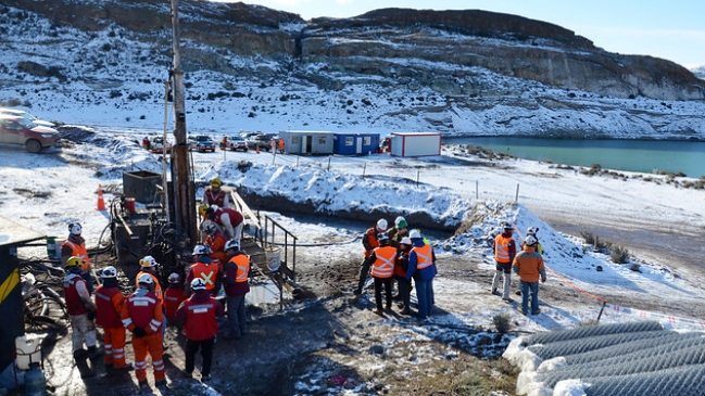 Mineros proponen plan para ingresar a yacimiento e intentar rescatar a sus compañeros