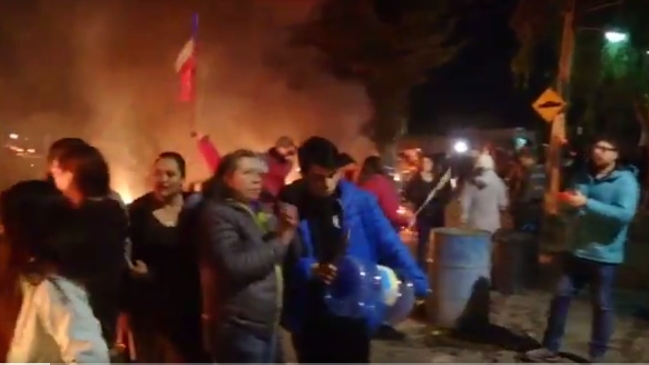 Vecinos protestan con barricadas en Quilicura: Llevan varios días sin luz