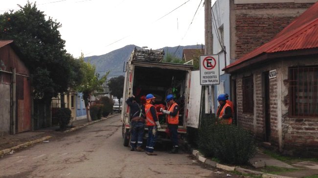 Pasaron cuatro días sin luz, llegó la prensa y en dos horas les arreglaron el problema