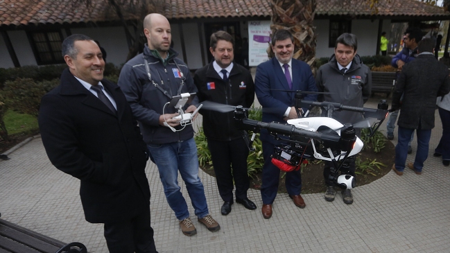 Gobierno anunció uso de drones para fiscalizar calefactores a leña en Santiago