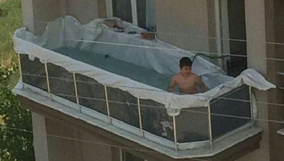 El fenómeno del niño que se hizo una piscina en su balcón