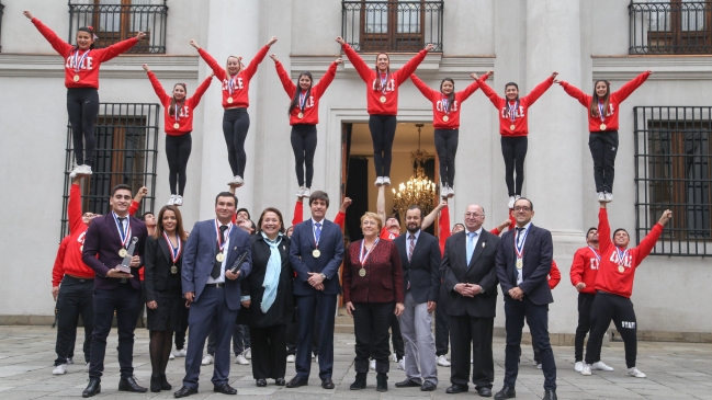 Equipo campeón mundial de cheerleaders fue recibido por la Presidenta Bachelet