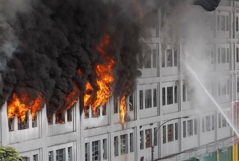 Cientos de bomberos combaten un gran incendio en Lima durante más de 20 horas