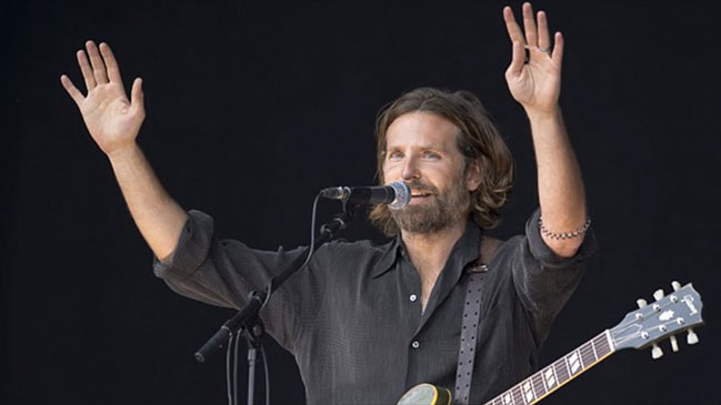 Bradley Cooper hizo sorpresiva aparición en el festival Glastonbury