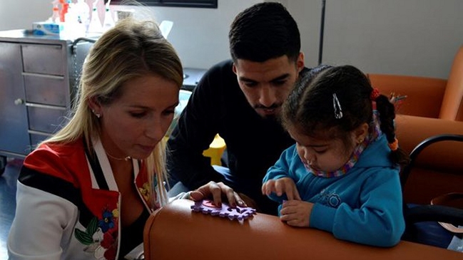 Luis Suárez visitó a niños con cáncer en hospital que apadrina en Montevideo