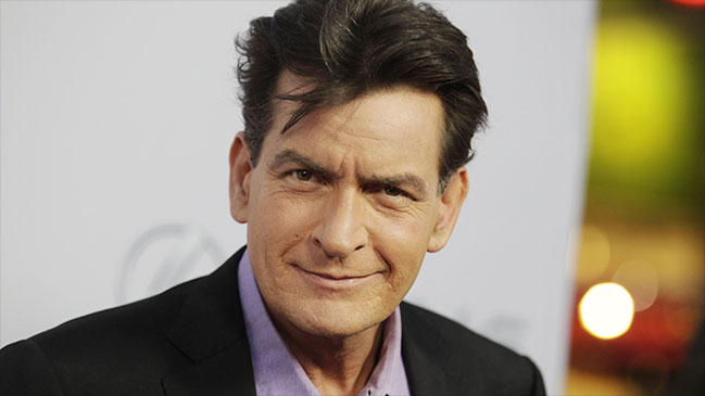 Ex pareja de Charlie Sheen lo demandó por 