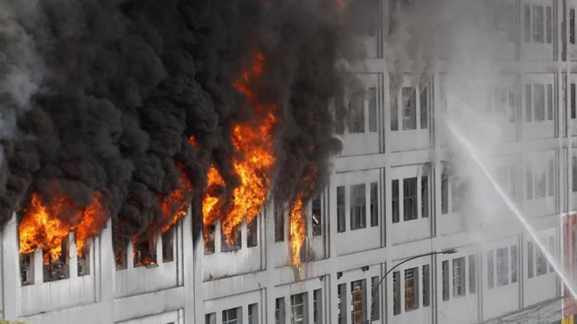 Cientos de bomberos combaten un gran incendio en Lima durante más de 20 horas