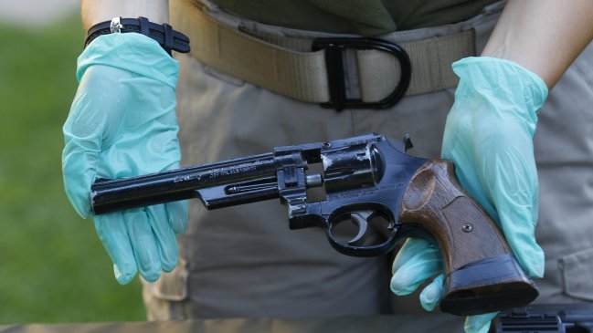 Hombre fue detenido tras dispararle accidentalmente a su hija en la cabeza