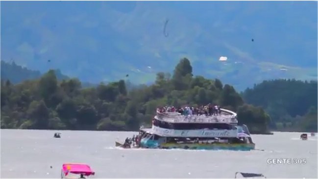 Barco con cerca de 150 turistas naufragó en localidad colombiana de Guatapé