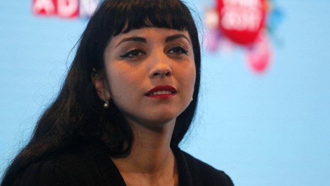 Mon Laferte comparte preocupante foto donde le aplican suero