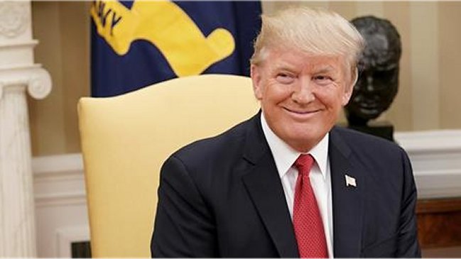 Trump agradeció decisión de Corte Suprema de admitir a trámite su veto migratorio