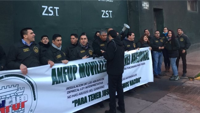 Funcionarios de Gendarmería se encadenaron en el Centro de Justicia