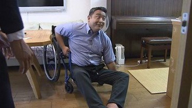 Aerolínea se disculpa tras obligar a un discapacitado a trepar al avión