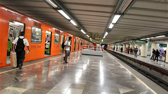 Capturan a hombre disfrazado de mujer por tocamientos indebidos en el Metro