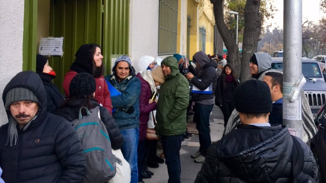 De nuevo: Apoderados hacen fila para obtener una matrícula en colegio de Santiago