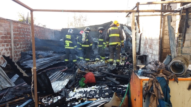 Incendio consumió taller de almohadas y dos viviendas en La Granja