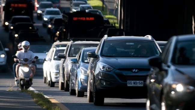 Estudio: Uno de cada tres automovilistas conduce usando el teléfono en Santiago