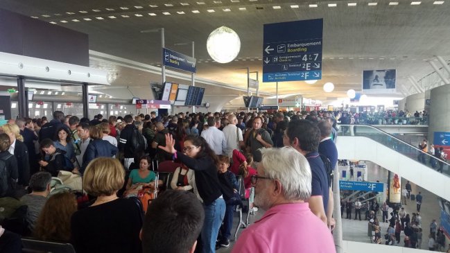 El mayor aeropuerto de Francia evacua a dos mil pasajeros por un intruso