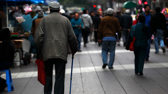 Estudio UC: Chilenos dejan de trabajar a los 71 años y con sueldo menor a los 400 mil pesos