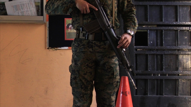 Primarias: Dos militares detenidos por fumar marihuana en local de votación