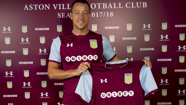 El experimentado defensor John Terry fichó por una temporada en Aston Villa