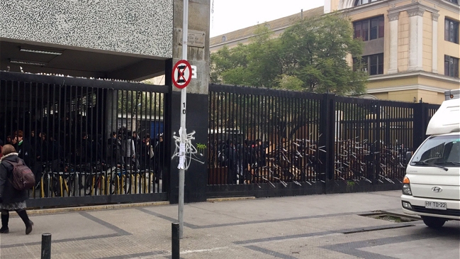 Estudiantes intentaron retomarse el Instituto Nacional este lunes