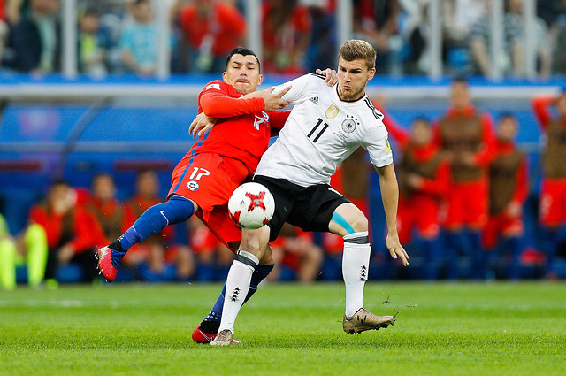 Peruanos denuncian que Gary Medel emuló a Jara en la final