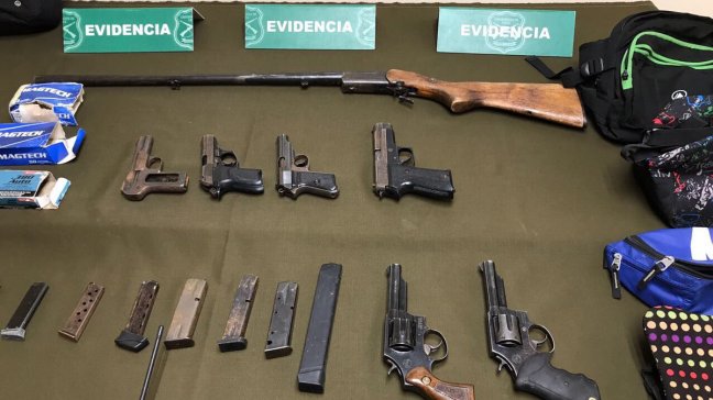 Carabineros encontró vehículo con armamento y municiones en La Pintana