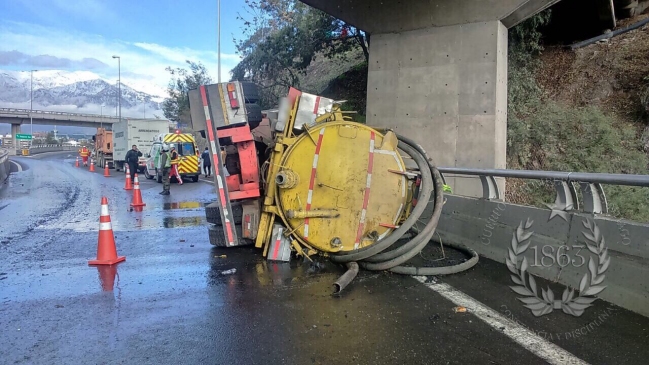 Un muerto dejó volcamiento de camión en Vespucio Norte