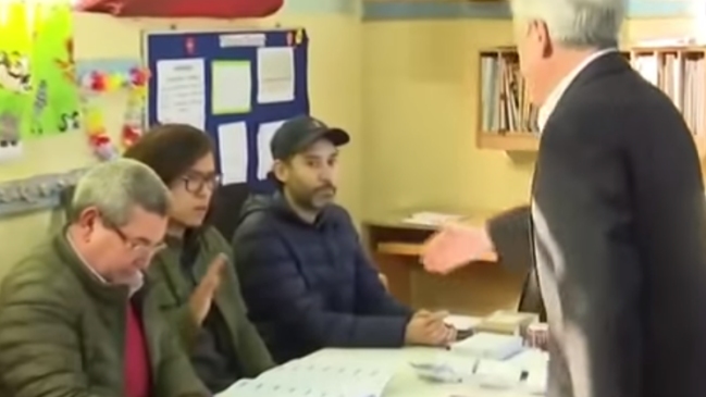 Vocal de mesa que no le dio la mano a Piñera denunció amenaza de muerte