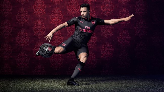 Alexis Sánchez fue protagonista en la presentación de la nueva indumentaria de Arsenal