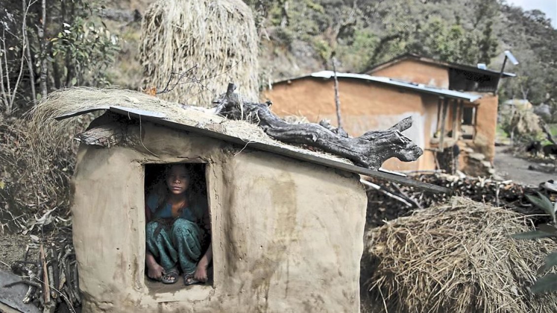 Mujer muere en Nepal por cruel 