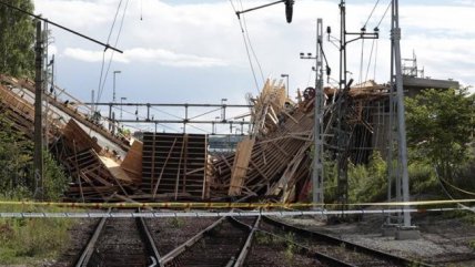   Puente en construcción se derrumbó sobre la vía férrea en Suecia 