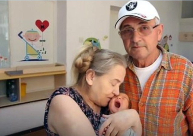 Una mujer de 60 años da a luz y su marido la deja por el llanto del bebé
