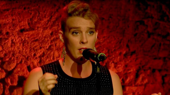 Joven cantante francesa murió en pleno escenario