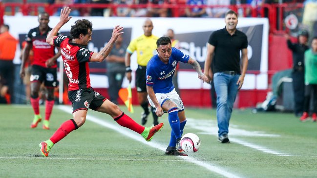 Martín Rodríguez salió lesionado tras un fuerte golpe en el estreno de Cruz Azul