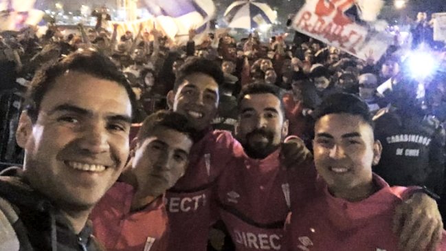 Hinchas de U. Católica realizaron un banderazo en la previa de la Supercopa