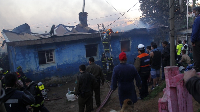 Municipio entrega ayuda social a damnificados por incendio en Cerro Alegre