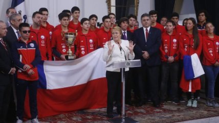   Bachelet recibió a Cristián Valenzuela, a las hermanas Abraham y a la selección sub 17 de baloncesto 