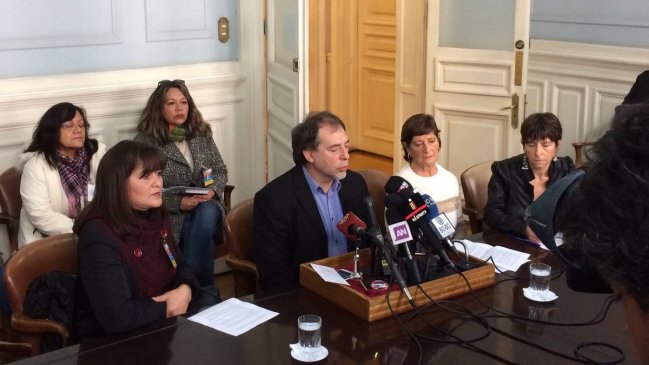 Parlamentarios anuncian acciones legales contra proyecto de residuos industriales en Tiltil