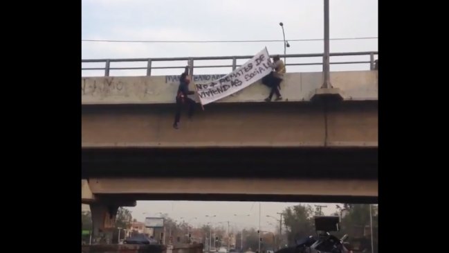 Vecinos de Peñalolén protestan en Rotonda Grecia por el remate de sus casas