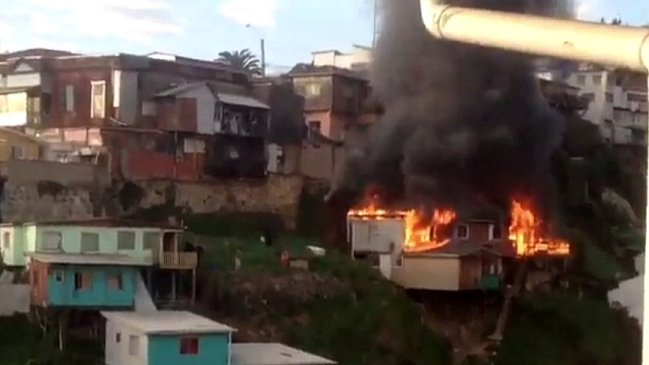 Incendio en Cerro El Litre de Valparaíso consumió dos viviendas