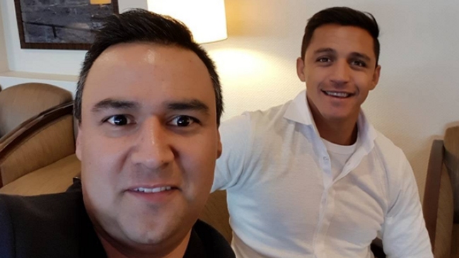 Alexis Sánchez viajó a Londres para sumarse a Arsenal en medio de las dudas sobre su futuro