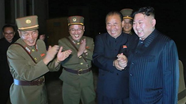 Kim Jong-un celebró con un gran banquete el lanzamiento de su último misil