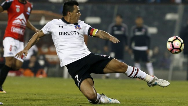 Blanco y Negro aprobó la renovación de Esteban Paredes en Colo Colo