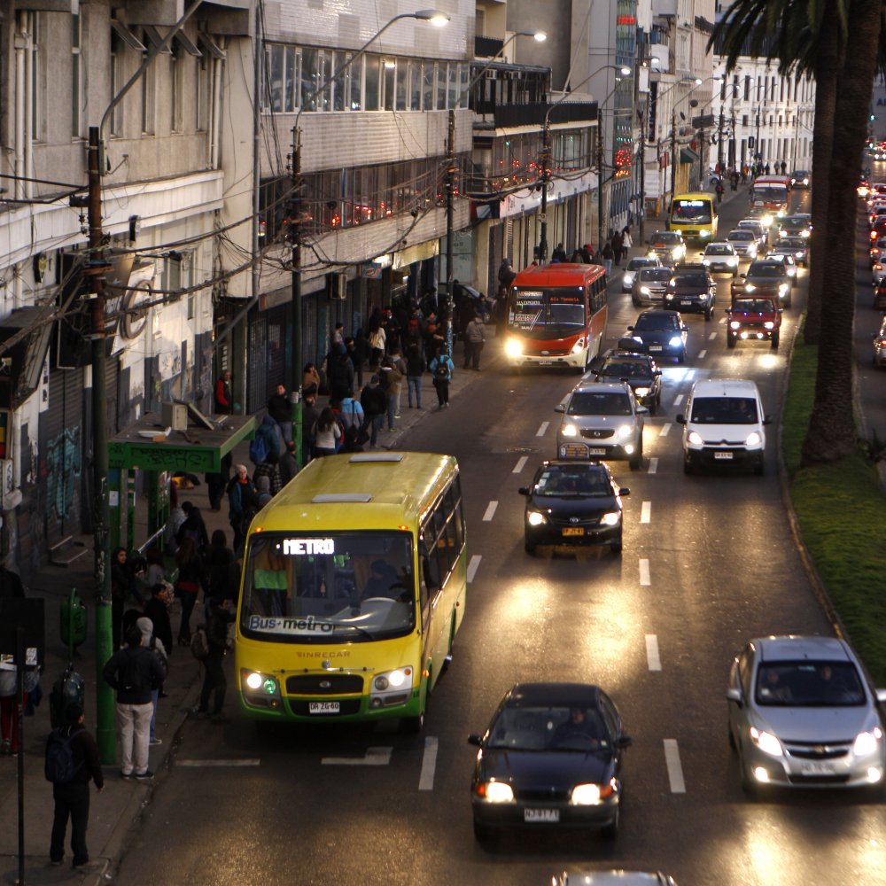 En estado grave permanece chofer de micro baleado durante recorrido en Valparaíso