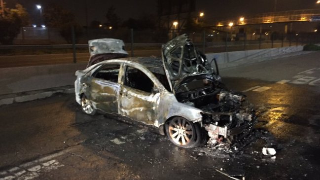 Delincuentes quemaron vehículos para evitar persecución policial en Huechuraba