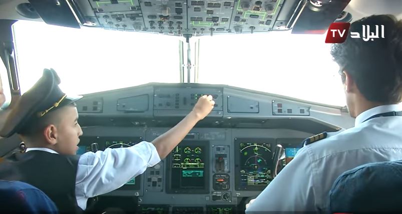 Dos pilotos fueron castigados por dejar a un niño al mando de un avión