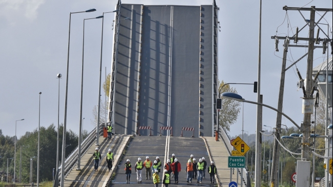 Consorcio holandés-chileno que reparará el puente Cau Cau ya firmó contrato